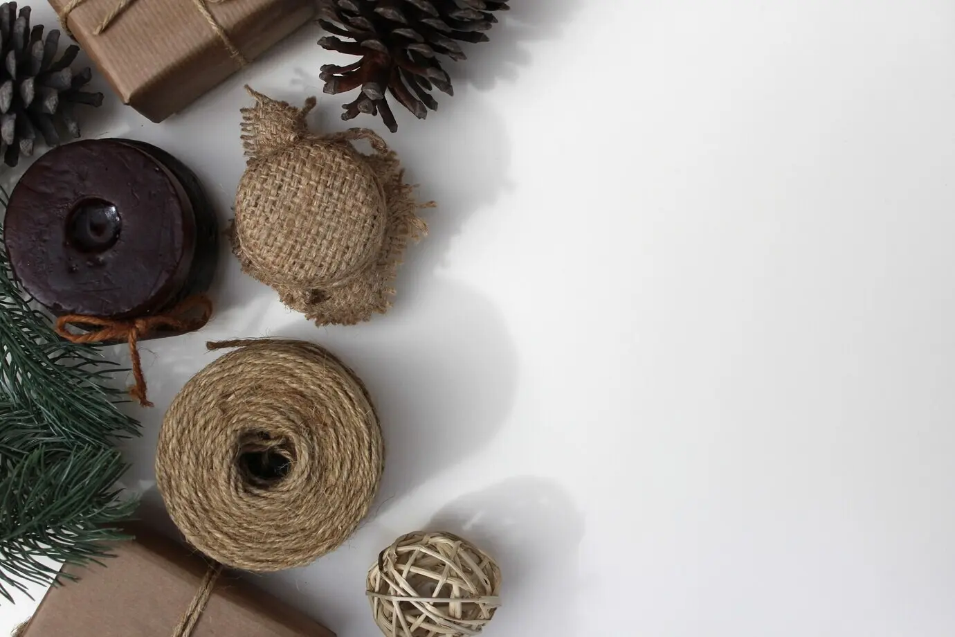 Weihnachtliche Elemente vor weißem Hintergrund